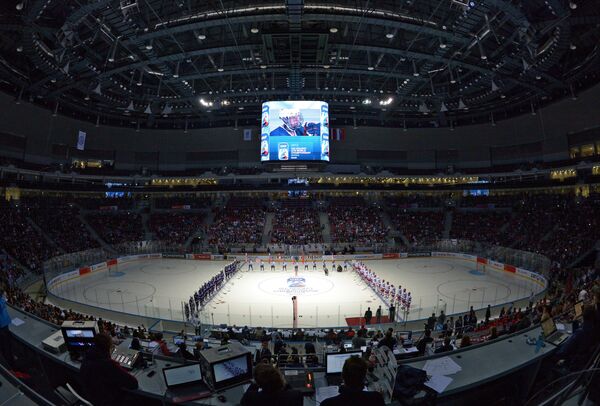 Владимир Путин приветствует команды перед матчем группового раунда чемпионата мира по хоккею среди юниоров