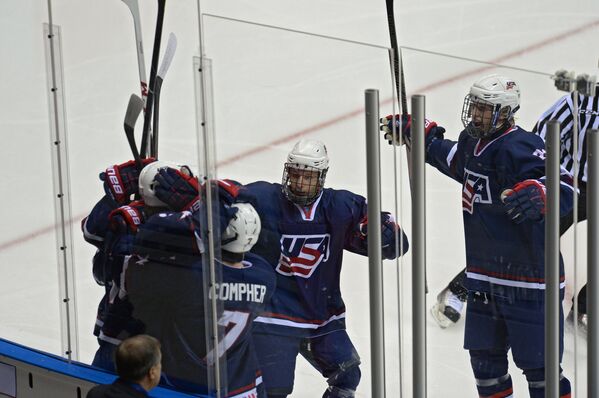 Хоккеисты сборной США радуются забитой шайбе в ворота российской сборной