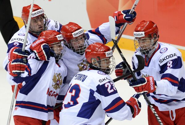 Хоккеисты российской сборной радуются забитому голу в ворота сборной США
