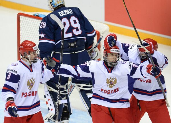 Хоккеисты российской сборной радуются забитому голу в ворота сборной США