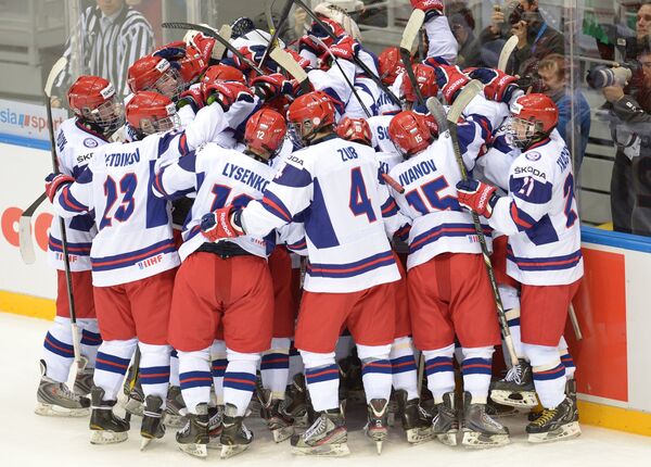 Хоккеисты сборной России радуются победе в матче против  США