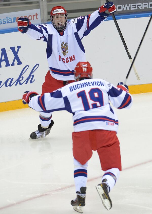 Хоккеисты сборной России радуются победе в матче против США