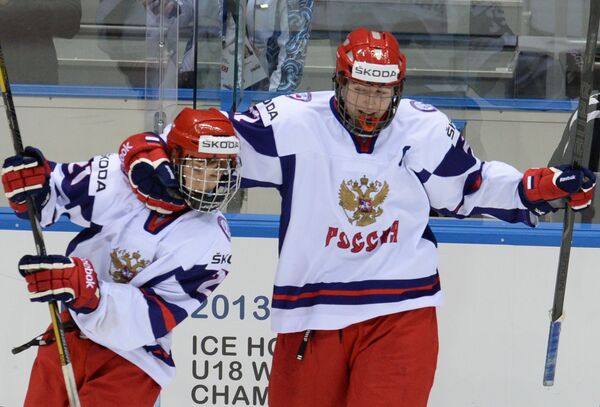 Хоккеисты сборной России Владимир Ткачев (слева) и Иван Барбашев  радуются победе
