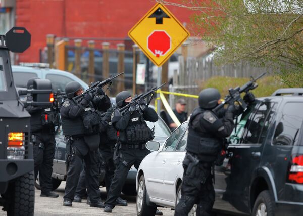 Спецназ США патрулирует пригород Бостона в поисках второго подозреваемого в теракте на марафоне