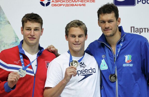 Пловцы - Виталий Мельников, Владимир Морозов завоевавший золотую медаль и Аркадий Вятчанин (слева направо)