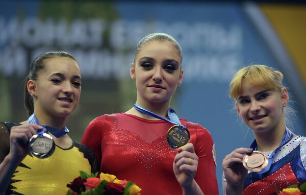 Румынка Лариса Йордаке, россиянки Алия Мустафина и Анастасия Гришина (слева направо)