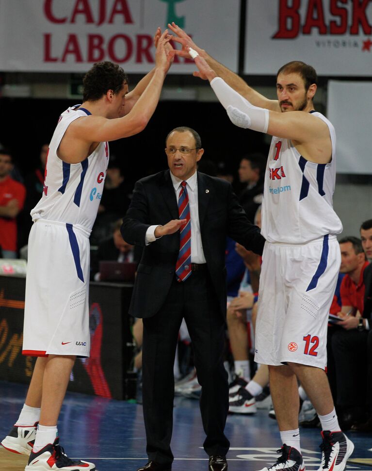 Игрок ПБК ЦСКА Александр Каун, главный тренер ПБК ЦСКА Этторе Мессина, игрок ПБК ЦСКА Ненад Крстич (слева направо) Игрок ПБК ЦСКА Александр Каун, главный тренер ПБК ЦСКА Этторе Мессина, игрок ПБК ЦСКА Ненад Крстич (слева направо)
