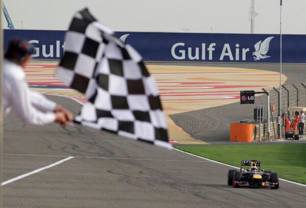 Немецкий пилот Ред Булла Себастьян Феттель на финише Гран-при Бахрейна