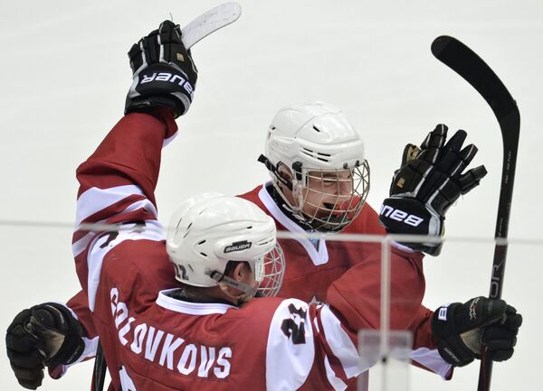 Хоккеисты юниорской сборной Латвии Георг Головков и Рихард Букартс радуются забитой шайбе
