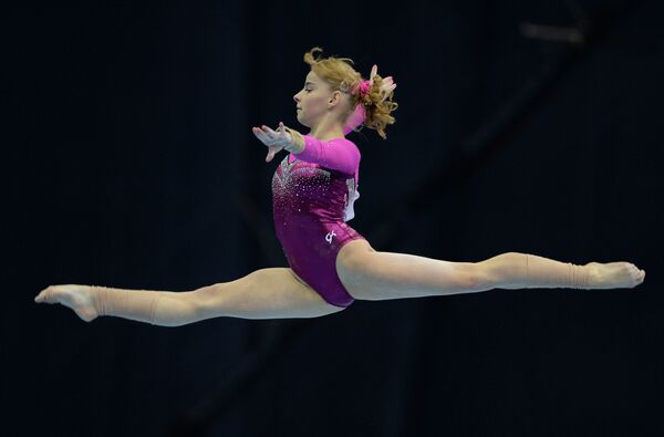 Российская гимнастка Анастасия Гришина выполняет вольные упражнения