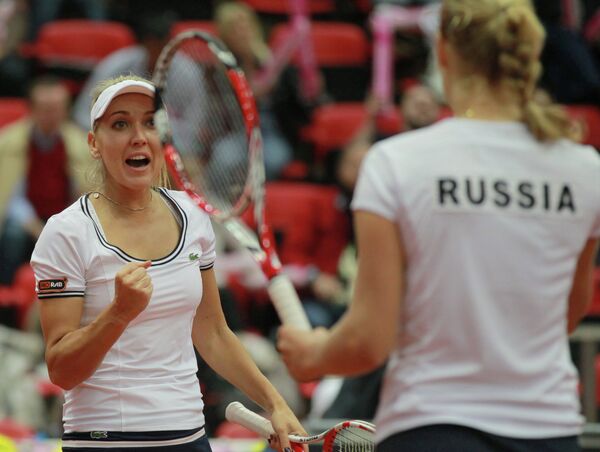Российские теннисистки Елена Веснина (слева) и Екатерина Макарова радуются победе