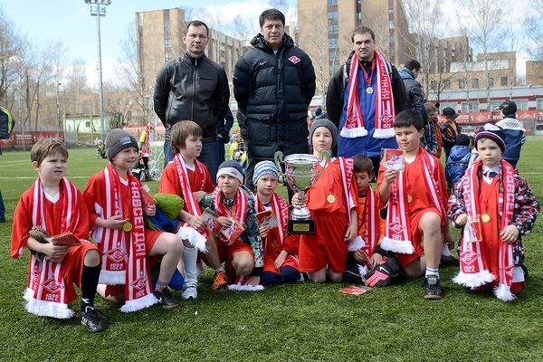 Ринат Дасаев (в центре) с юными футболистами
