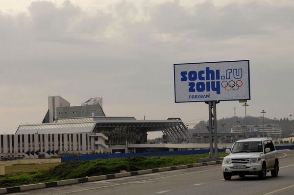 Баннеры с логотипом Зимней Олимпиады-2014 на улицах Сочи