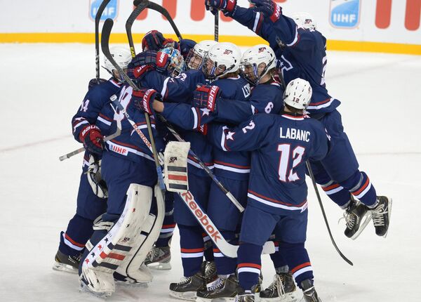 Хоккеисты юниорской сборной США радуются победе в матчепротив Швеции