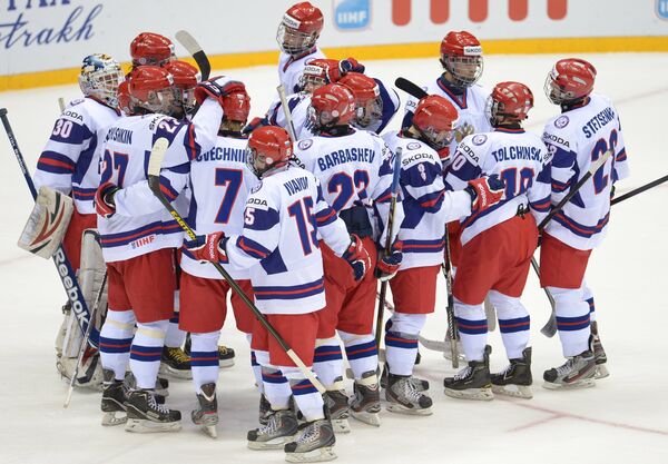 Хоккеисты юниорской сборной России радуются победе в матче против Германии