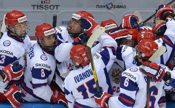 Хоккеисты юниорской сборной России радуются забитой шайбе