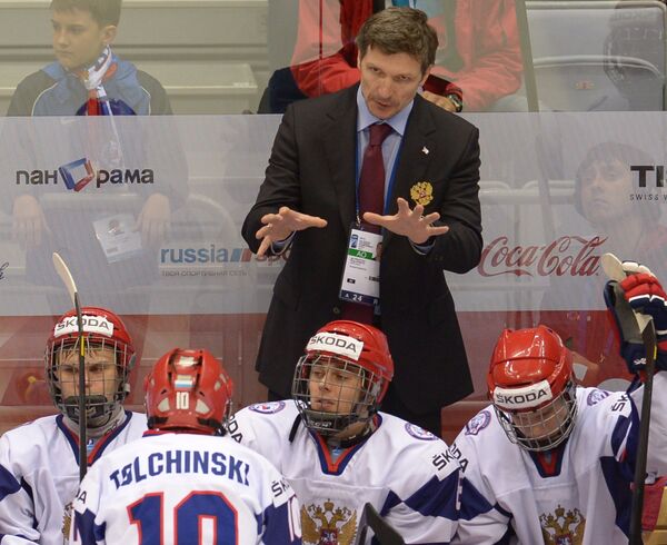 Игорь Кравчук (на втором плане) и хоккеисты юниорской сборной России