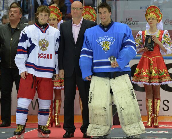 Нападающий сборной России Владимир Ткачев (слева) и вратарь сборной Финляндии Юусе Сарос
