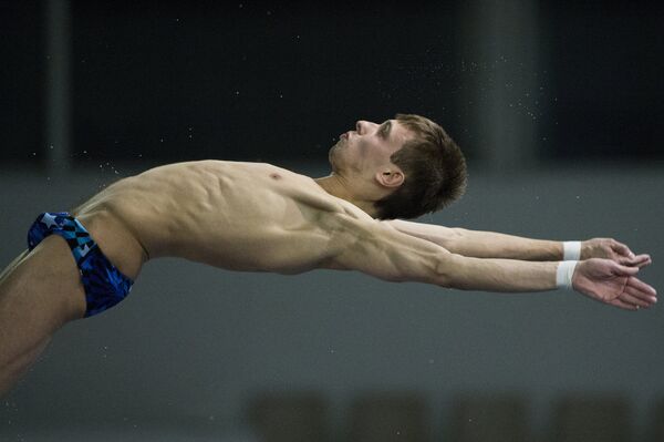 Россиянин Виктор Минибаев выполняет прыжок