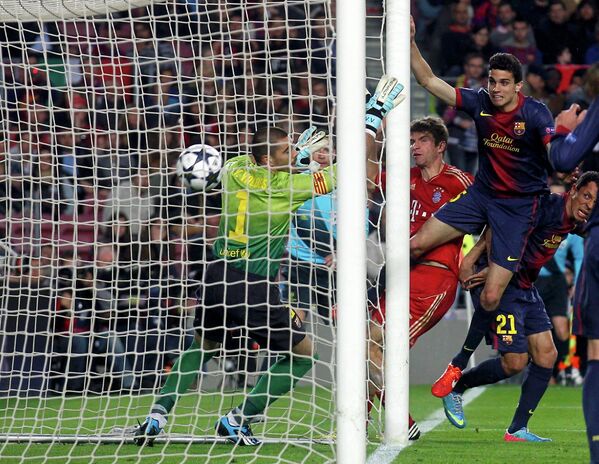 Нападающий Баварии Томас Мюллер забивает мяч в ворота Барселоны
