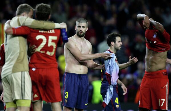 Футболисты Баварии и Барселоны обмениваются футболками после игры