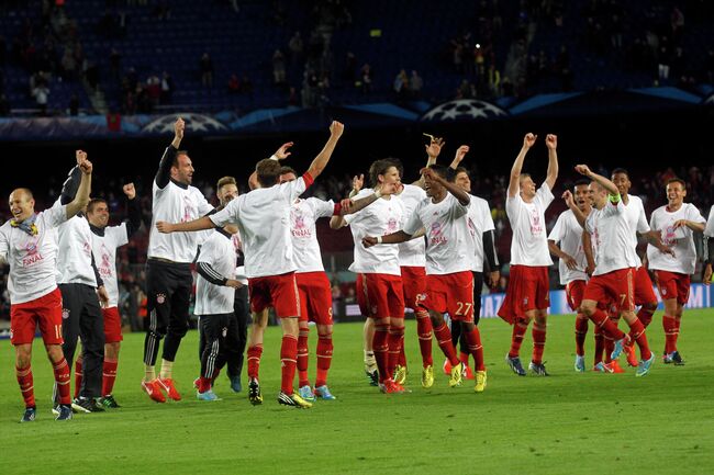 Футболисты Баварии радуются победе над Барселоной