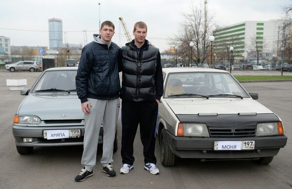 Баскетболист ПБК ЦСКА Виктор Хряпа (слева) и Сергей Моня