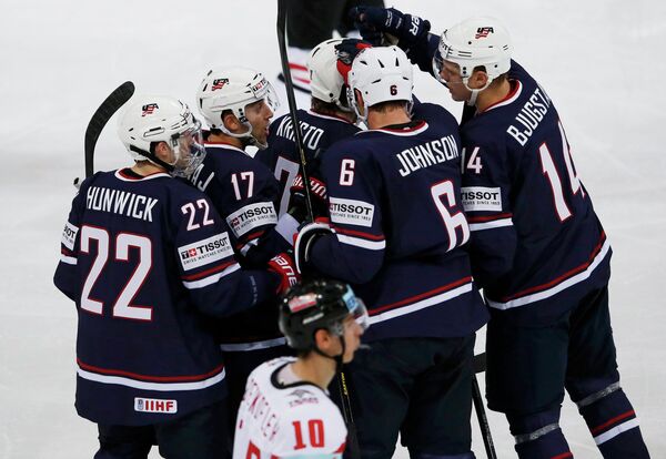 Хоккеисты сборной США радуются победе в матче с Австрией