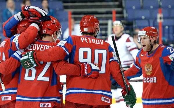Хоккеисты сборной России радуются забитой шайбе в матче против Латвии