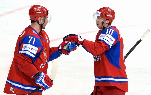Хоккеисты сборной России радуются победе над Латвией