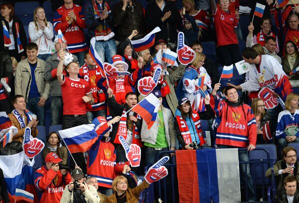 Болельщики сборной России радуются победе в матче с Латвией