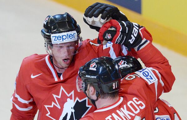 Хоккеисты сборной Канады радуются голу, забитому в ворота команды Дании