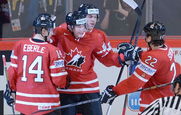 Хоккеисты сборной Дании радуются заброшенной шайбе, забитой в ворота Канады