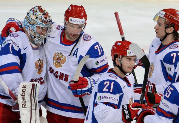 Хоккеисты сборной России радуются победе в матче с Германией