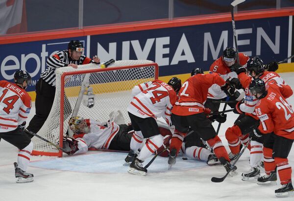 Игровой момент матча Швейцария - Канада