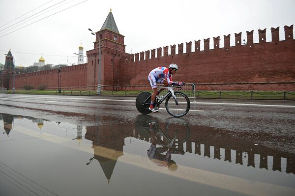 Гонщик Русвело на Кремлевской набережной во время велогонки Пять колец Москвы