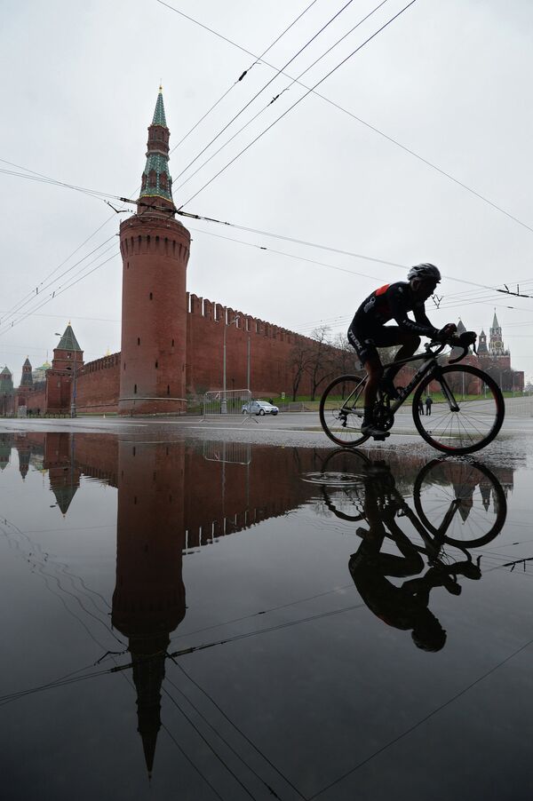 Гонщик на Кремлевской набережной во время велогонки Пять колец Москвы.