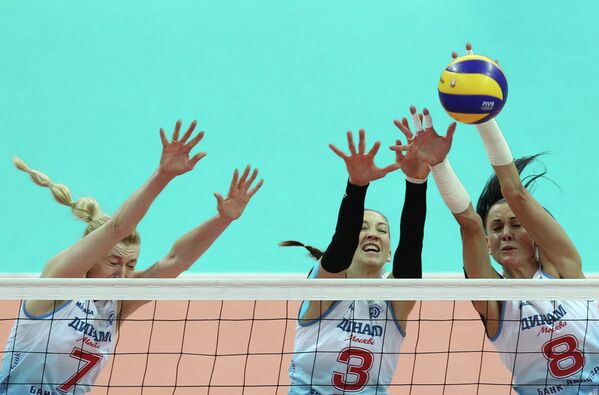 Игроки Динамо Марина Марченко, Мария Перепелкина и Наталия Обмочаева (слева направо)