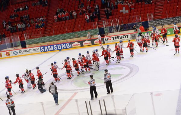 Хоккеисты команд Швейцарии и Чехии благодарят друг друга после игры