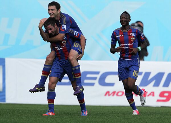 Игроки ЦСКА Ахмед Муса и Алан Дзагоев поздравляют Зорана Тошича (справа налево)