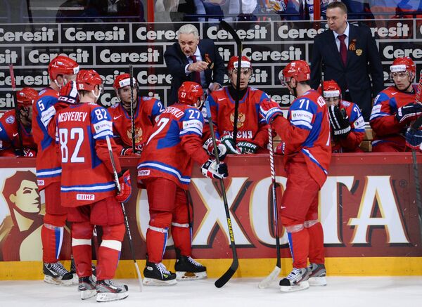 Зинэтула Билялетдинов (в центре на втором плене) и хоккеисты сборной России