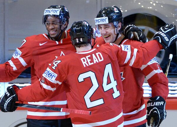 Хоккеисты сборной Канады радуются забитой шайбе