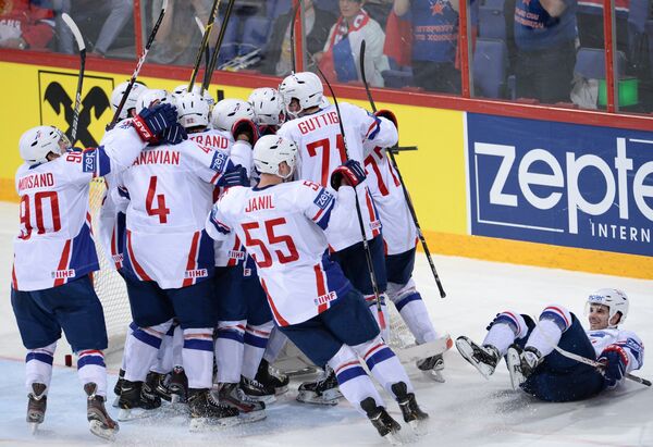 Хоккеисты сборной Франции радуются победе над сборной России