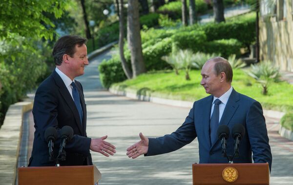 Президент РФ Владимир Путин (справа) и премьер-министр Великобритании Дэвид Кэмерон