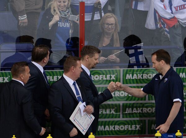Главный тренер сборной Финляндии Юкка Ялонен (в центре) благодарит своих помощников после победы над Францией