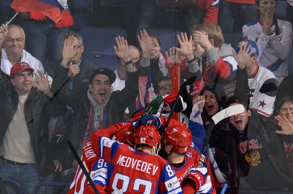 Хоккеисты и болельщики сборной России радуются забитой шайбе в матче с США