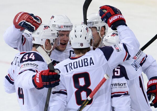 Хоккеисты сборной США радуются заброшенной шайбе  в ворота финнов