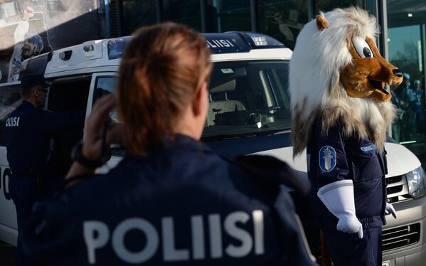 Сотрудники полиции перед началом матча США - Финляндия