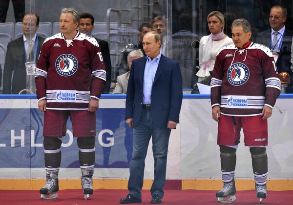 Президент РФ Владимир Путин (в центре) на гала-матче Всероссийского фестиваля по хоккею среди любительских команд