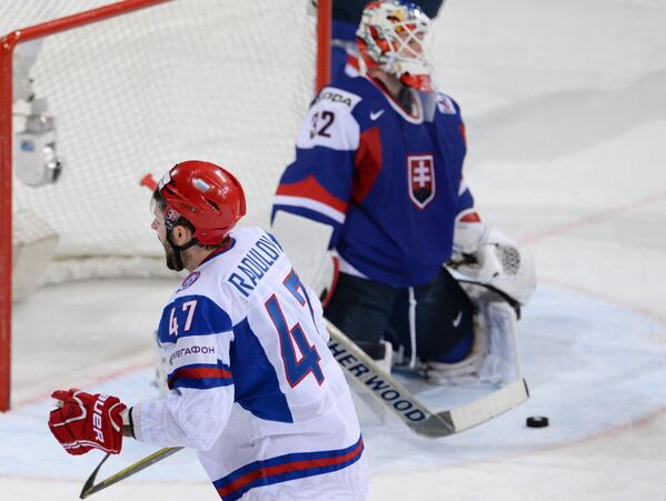 Игровой момент матча Словакия - Россия